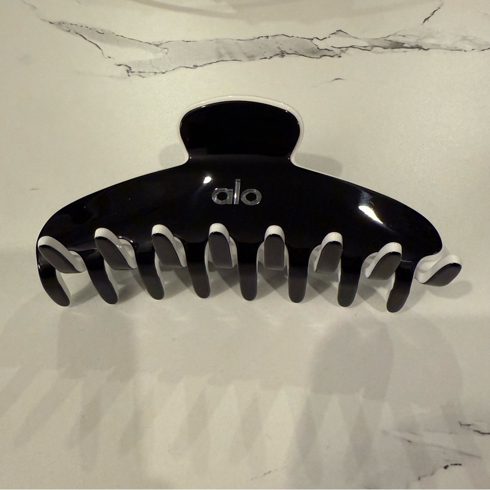 Alo Yoga Contrast Claw Hair Clip